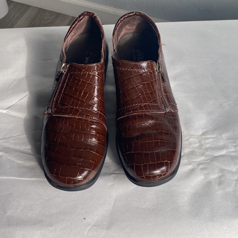 Helle Comfort Women’s Zip Up Wedge Brown Shiny Loafer Clogs Shoes Size 40 9 1/2
